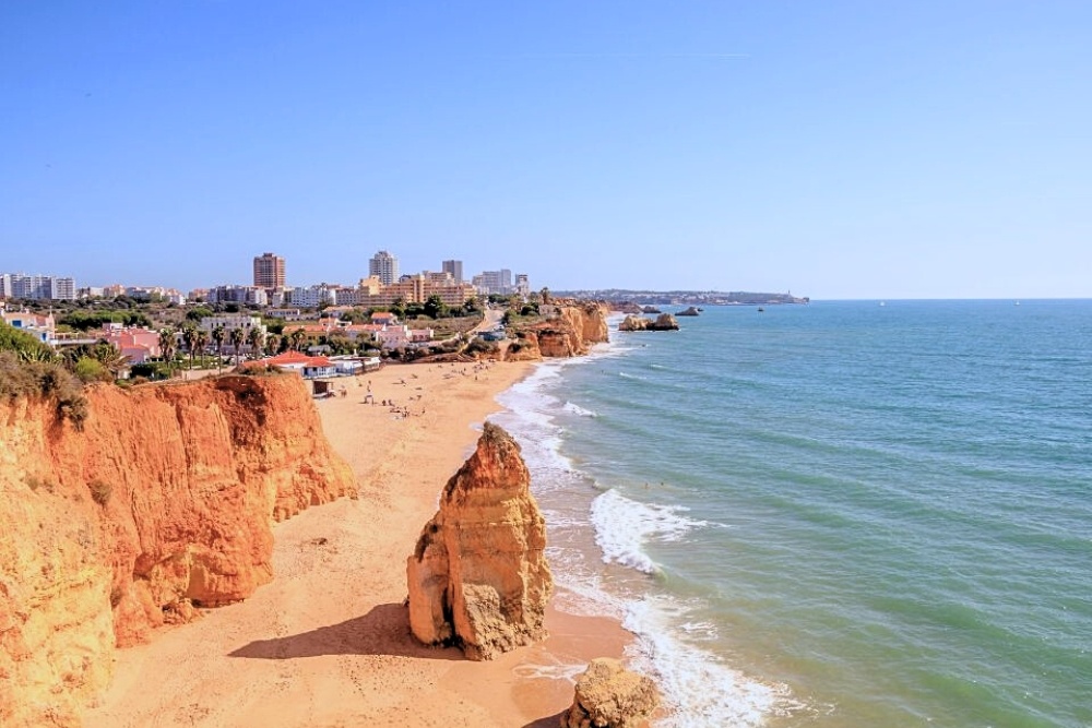 Algarve tourism reaches record €1.8 billion in 2025 - Essential Algarve