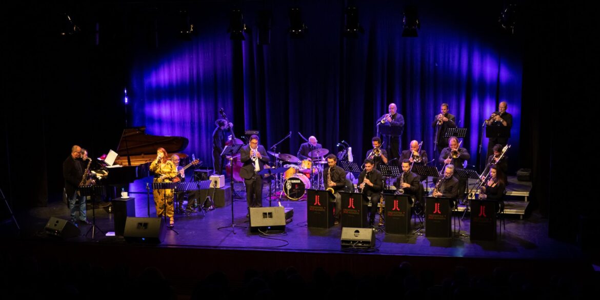Carlos do Carmo Auditorium, in Lagoa, receives the Algarve Jazz Orchestra and Jazz singer Marta Hugon for the concert A Warm Christmas